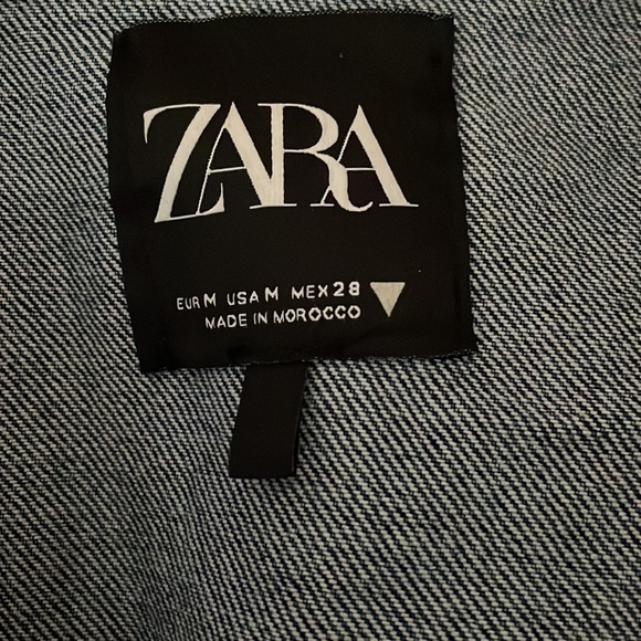 Zara cropped jean jacket with shoulder pads in size medium - Picture 2 of 4